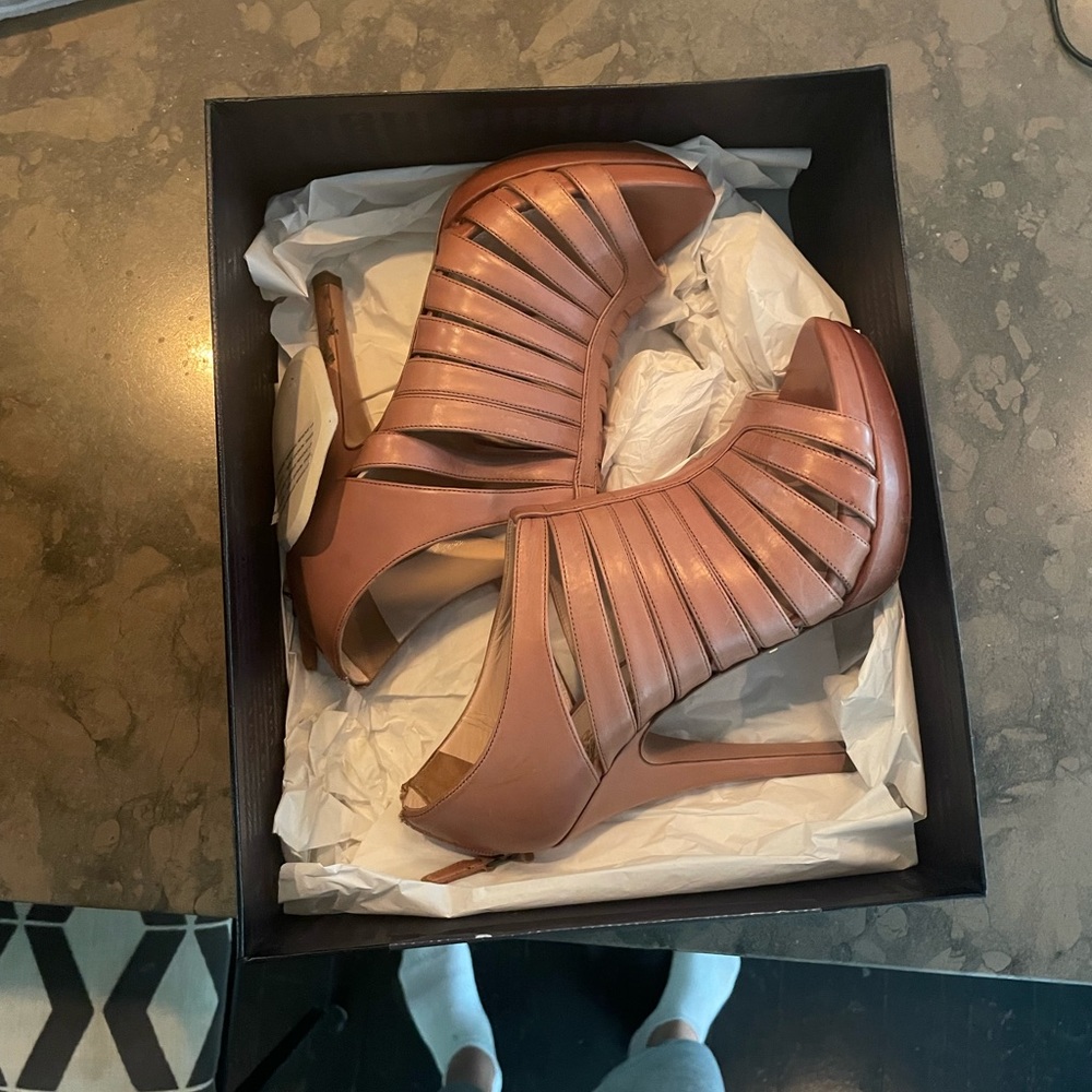 Prada heels! - Picture 4 of 5